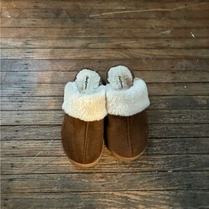 Dearfoams Women’s Brown Faux Fur Lined Slippers